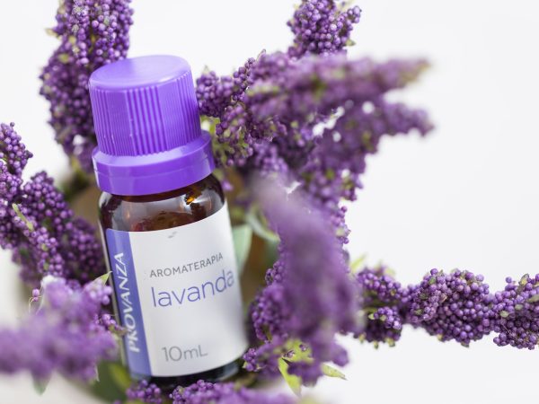 Como a essência de lavanda pode contribuir para um sono tranquilo?